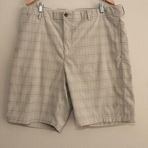 Greg Norman men's golf performance casual short plaid size 42